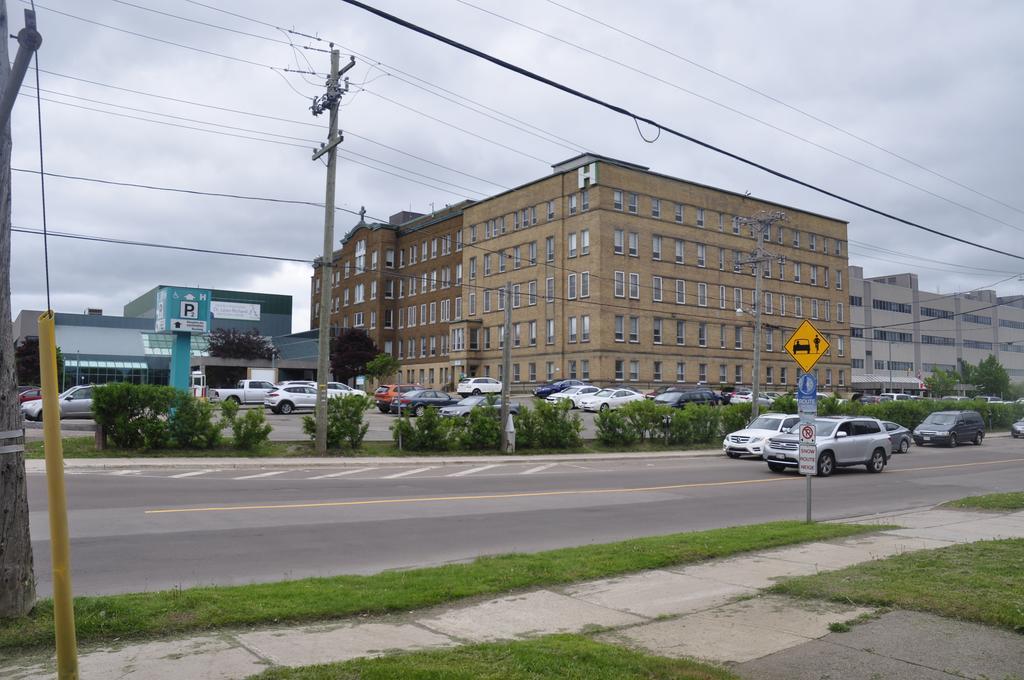 Moncton Suites - Apartments Across Georges Dumont Экстерьер фото