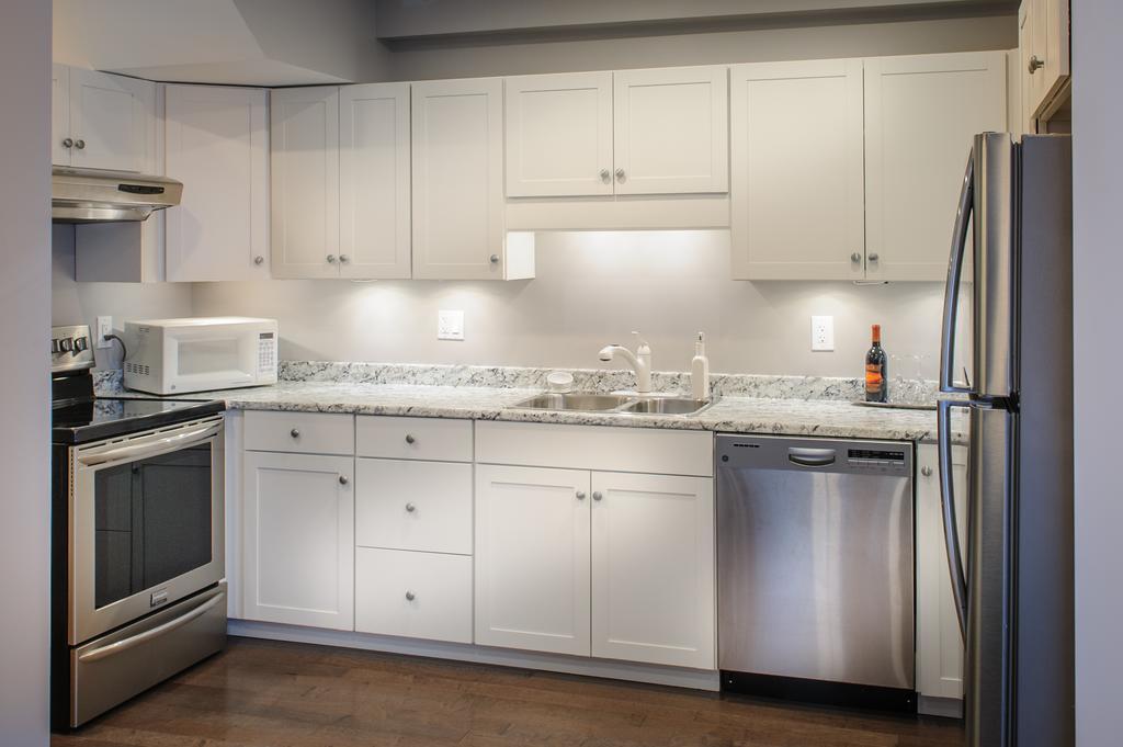 Moncton Suites - Apartments Across Georges Dumont Экстерьер фото